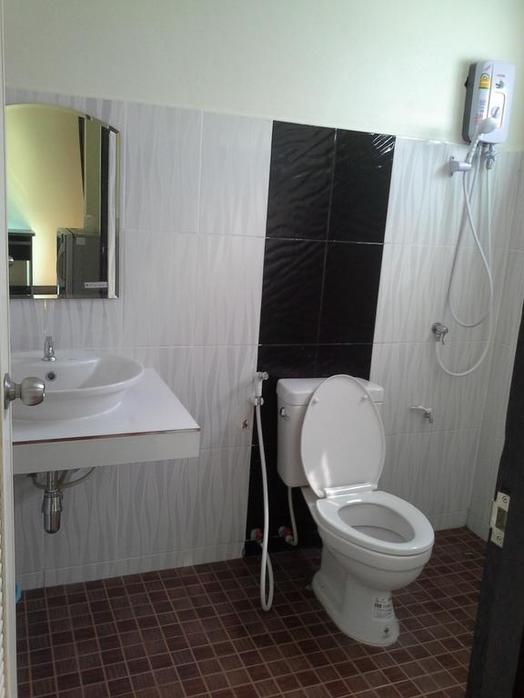 Bansappoori Aparthotel Ламфун Екстериор снимка
